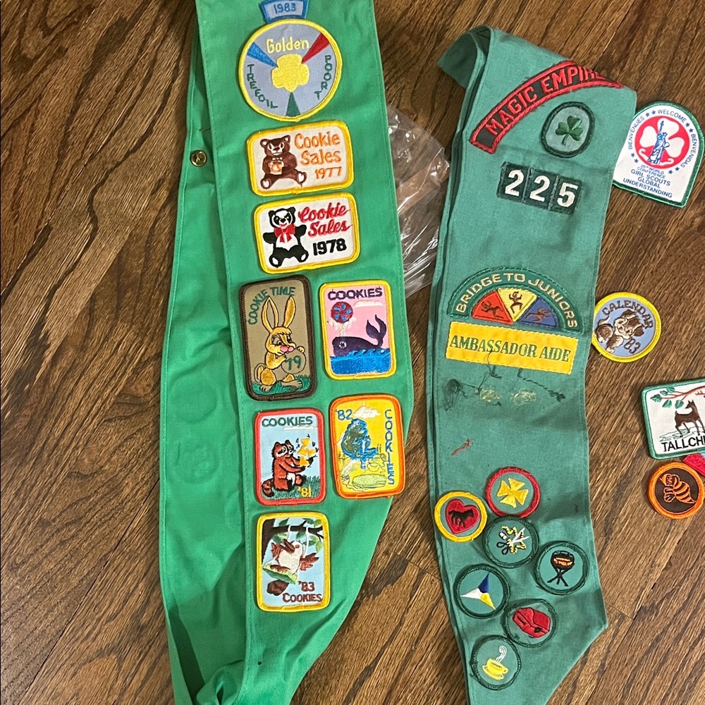 VINTAGE 70s 80s Green Girl Scouts Sash with Vintage Badges Patches - Picture 2 of 9